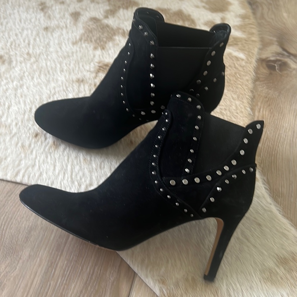 VINCE CAMUTO CONSHETA TRUE SUEDE BOOTIE